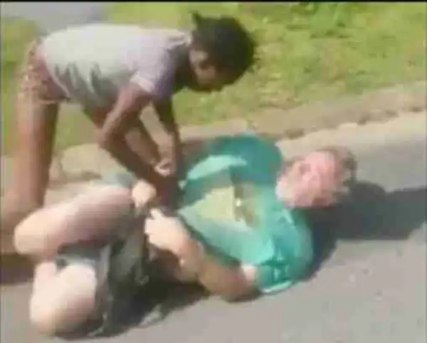 Shocking: Prostitute Caught Beating Up A Man In Broad Daylight For Having S*x And Refusing To Pay (Video)